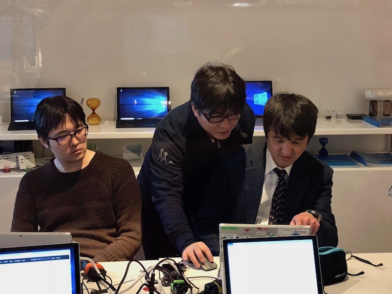 ハンズオンの風景、筆者左と、講師マイクロソフト の Azure テクノロジースペシャリスト川崎氏中央